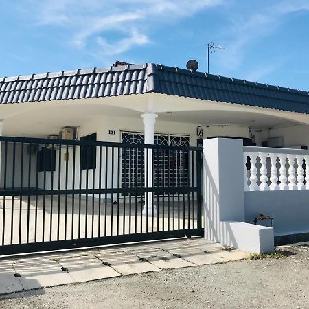 Cozy And Comfortable Homestay In スンガイ・シプト エクステリア 写真