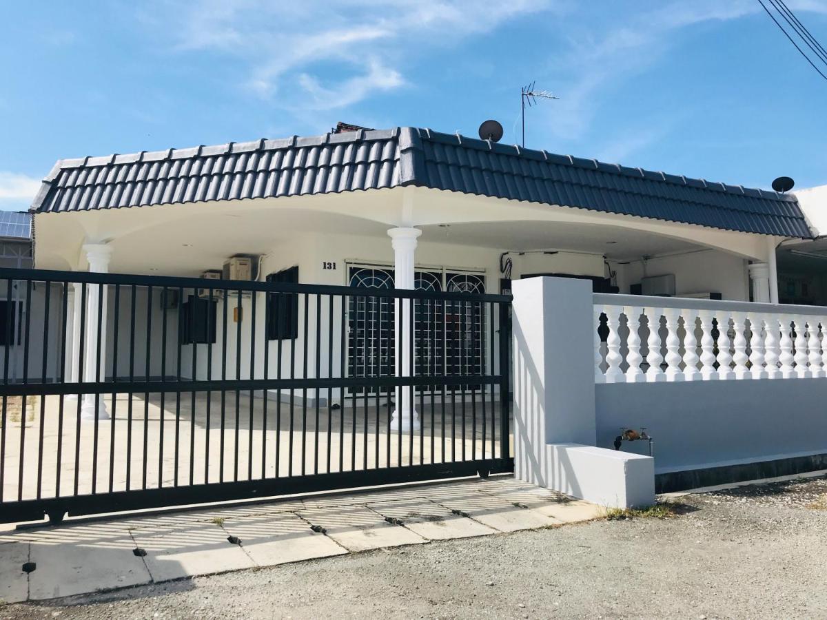 Cozy And Comfortable Homestay In スンガイ・シプト エクステリア 写真