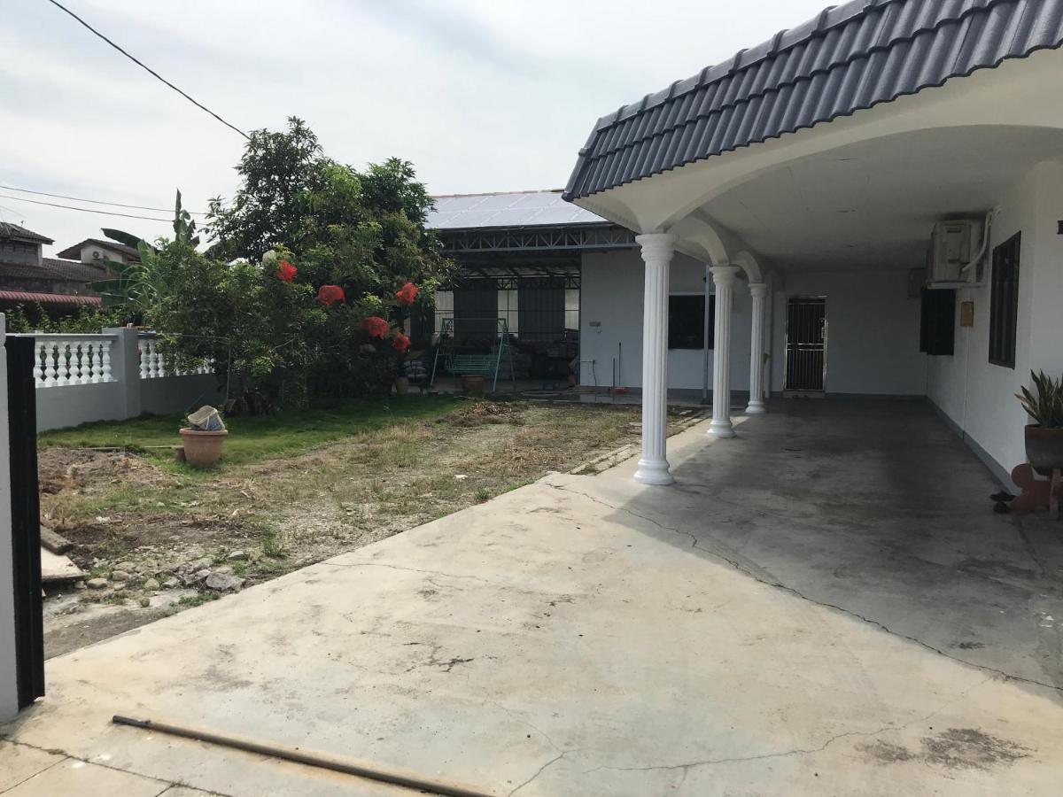 Cozy And Comfortable Homestay In スンガイ・シプト エクステリア 写真